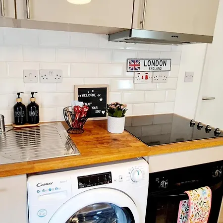 Stylish Studio - Private Bathroom, 15Mins To Central London! Exterior photo