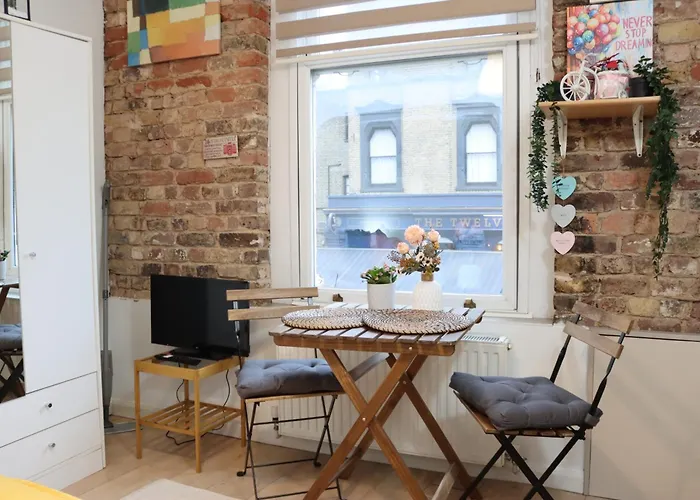 Stylish Studio - Private Bathroom, 15Mins To Central London!